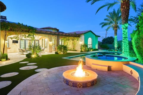 Luxe Poolside Paradise - Resort Style Yard House in Paradise Valley