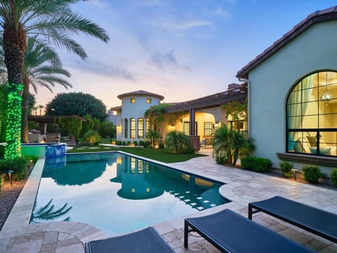 Luxe Poolside Paradise - Resort Style Yard House in Paradise Valley