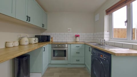 2BD Home: Locale Near Old Town & Fast London Links House in Stevenage