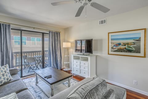 Ocean Isle Beach Retreat with Balcony and Pool Access! Apartment in Ocean Isle Beach