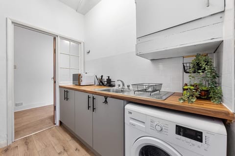 Kitchen or kitchenette, washing machine