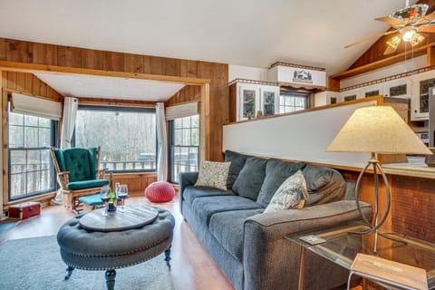 Charming Cabin with Fire Pit and Decks about 7 Mi to Helen House in White County