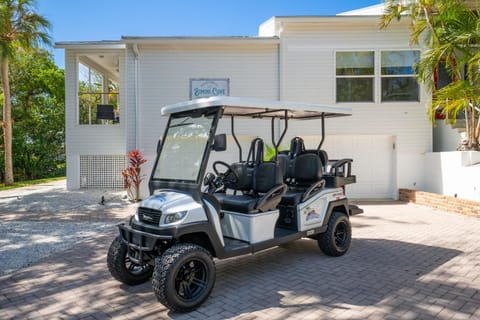 Golf Cart included! Waterfront home with Private Boat Dock Heated Pool and Game Room Maison in Holmes Beach