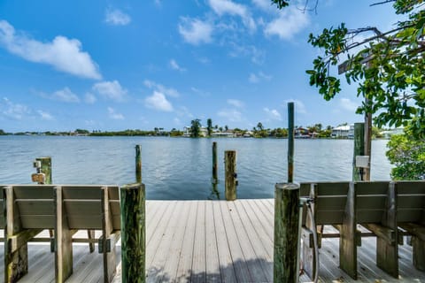 Golf Cart included! Waterfront home with Private Boat Dock Heated Pool and Game Room Maison in Holmes Beach