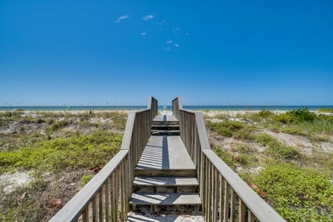 Enjoy Sunset Walks at this Spacious Townhome House in Bradenton Beach