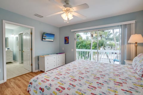 Large Pet Friendly Home just steps from White Sandy Beach House in Holmes Beach