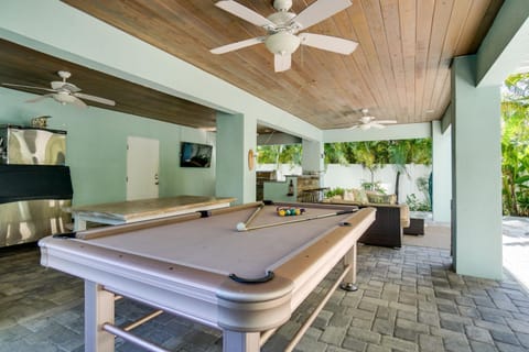 Huge Outdoor Kitchen, Rooftop Deck with 360 Views & Heated Pool House in Anna Maria Island