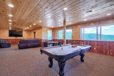 Hocking Hills Laikyns Lodge with Indoor pool Chalet in Laurel Township
