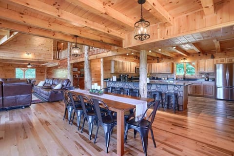 Hocking Hills Laikyns Lodge with Indoor pool Chalet in Laurel Township