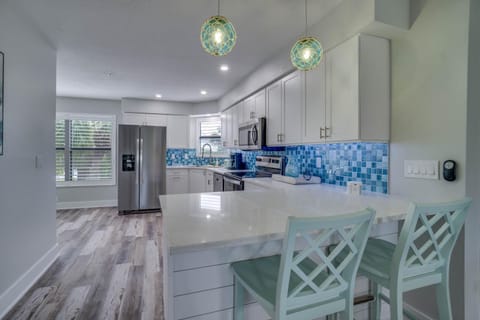 Fully Remodeled Steps to the Beach - Amazing Tropical Sunsets House in Holmes Beach