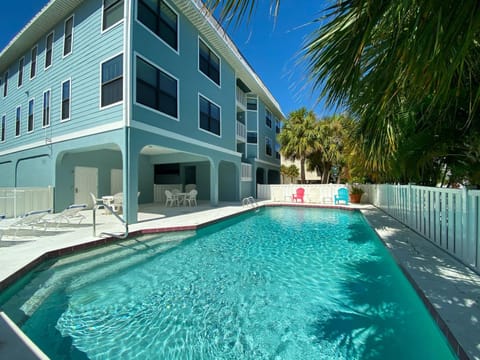 Fully Remodeled Steps to the Beach - Amazing Tropical Sunsets House in Holmes Beach