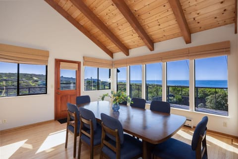 Unmatched Ocean Beach and Mountain Views Family-Friendly Retreat Casa in Moss Beach