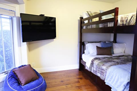 Bedroom, bunk bed