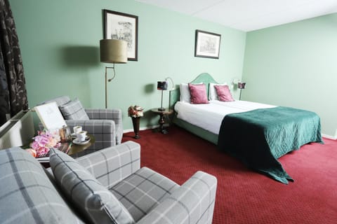 Bed, Photo of the whole room, Seating area, Bedroom