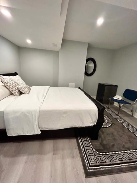 APARTMENT B 2 BEDROOM Bed and Breakfast in Brampton