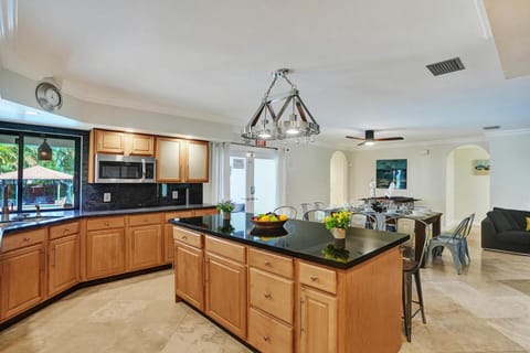 Kitchen or kitchenette, Dining area, dishwasher, minibar, pet friendly, stove