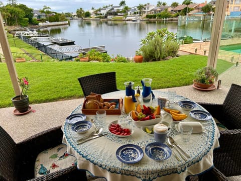 Garden, Dining area, Lake view, Breakfast, Continental breakfast