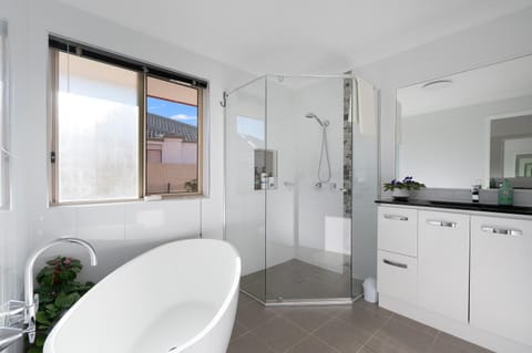 Shower, Property building, Bathroom, Bath