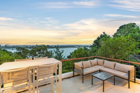 Five-Bedroom Haven in Greenhithe Villa in Auckland