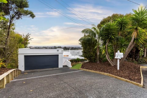 Five-Bedroom Haven in Greenhithe Villa in Auckland