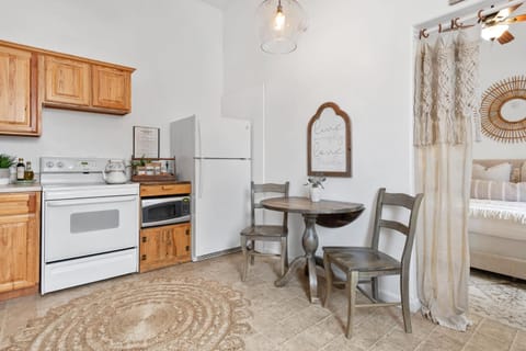 Kitchen or kitchenette, Seating area, Dining area, minibar, pet friendly, stove