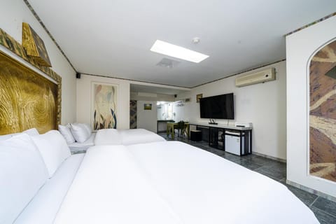 Bed, TV and multimedia, Living room, Photo of the whole room, Seating area, Bedroom, air conditioner