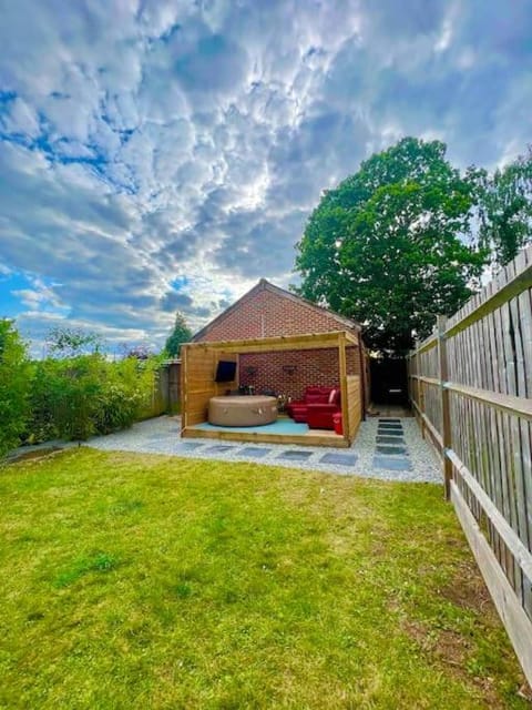 1 Bedroom home with hot tub & private garden Casa in Orpington