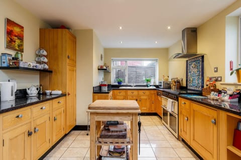 Coffee/tea facilities, Kitchen or kitchenette, Living room, Seating area, dishwasher, oven, stove, toaster