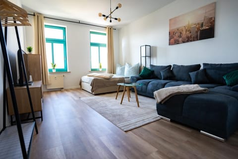 Bed, TV and multimedia, Living room, Photo of the whole room, Seating area, Bedroom