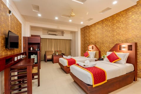 Bed, Photo of the whole room, Seating area, air conditioner