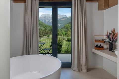 Bedroom, Mountain view