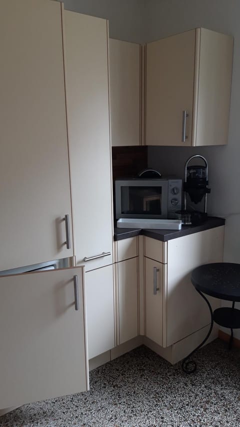 Kitchen or kitchenette, minibar