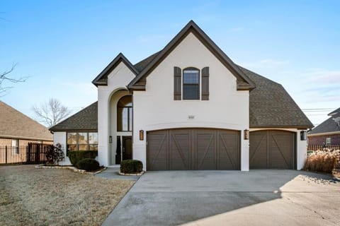 Apollo House-Amazing Location in Rogers-Sleeps 11 House in Rogers