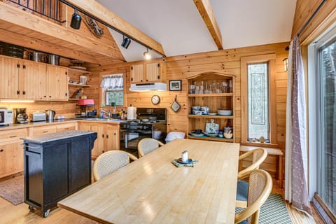 Lamoine Cabin with Deck about 16 Mi to Acadia Natl Park Haus in Lamoine