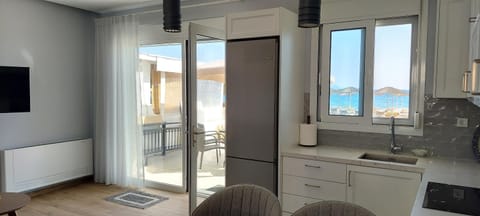 Kitchen or kitchenette, Sea view