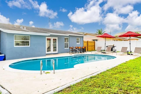 Tropical Oasis Miami Pool Haven Haus in Ives Estates