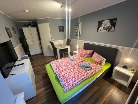 Bed, TV and multimedia, Photo of the whole room, Seating area, Bedroom, towels, wardrobe