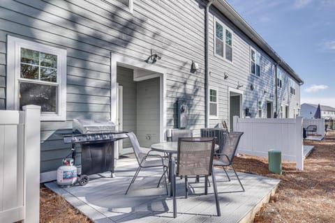 Coastal Beaufort Abode - Pool Access, Near Beaches House in Beaufort