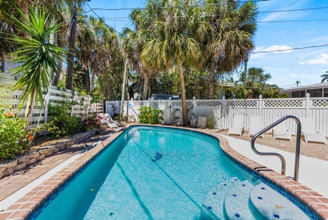 Exclusive Home Oasis, Private Pool, Village and Beach Walkable House in Siesta Beach