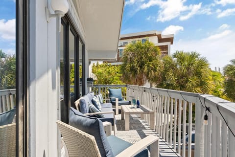 View (from property/room), Balcony/Terrace, Seating area