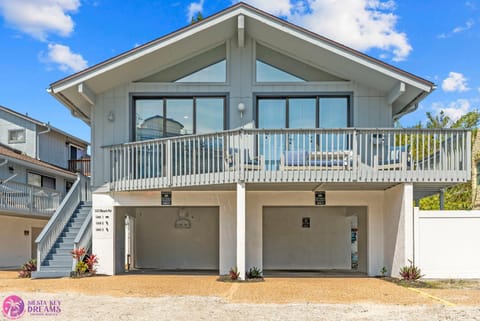 Property building, Facade/entrance, View (from property/room), Balcony/Terrace, Seating area, Parking