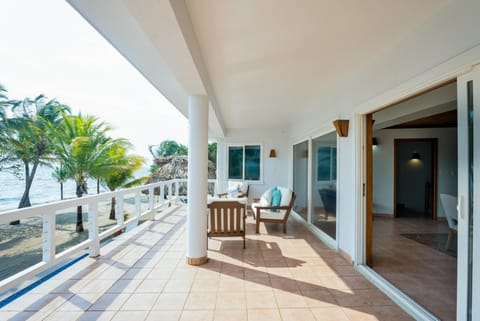 Private Oceanfront 4-Bed Villa wPool on Huge Lot Apartment in Stann Creek District