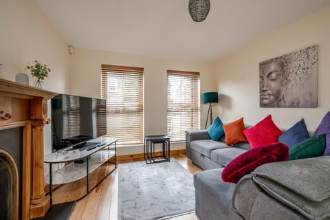 Stylish & spacious 3 bedroom entire house in Lisburn with parking Haus in Lisburn