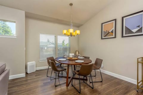 Sonata Getaway Pet friendly Near Old Mill District House in Bend