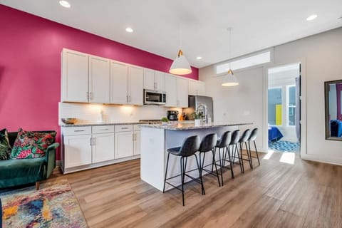 NEW Pink Howdy Oasis 13 Beds Rooftop View Parking Casa in East Nashville