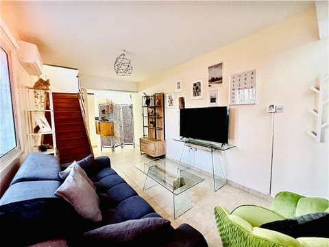 Communal lounge/ TV room, TV and multimedia, Living room, Seating area, Evening entertainment