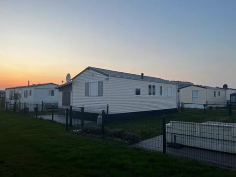 Luxe Stacaravan Albatros - 51 Campground/ 
RV Resort in Bredene