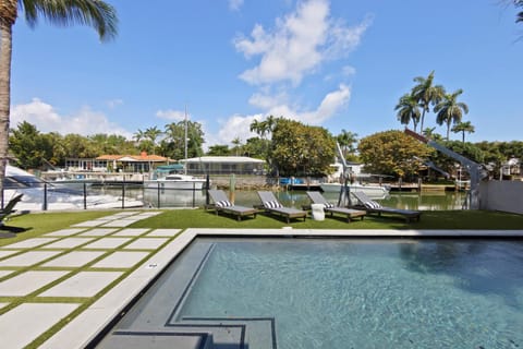 Waterfront - Kayak & Paddleboards - Firepit - Pool House in Miami Shores