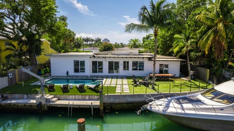 Property building, View (from property/room), View (from property/room), Pool view, Pool view, Sea view, Sea view, Swimming pool, Seasons