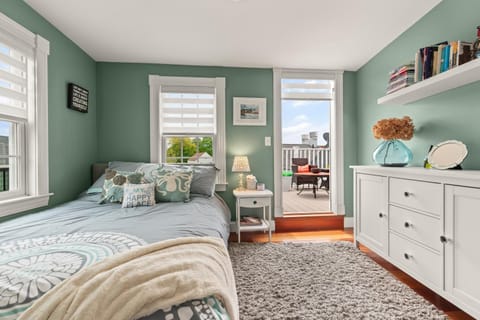 Beautiful home in Historical Marblehead, 1 mi to beach Condo in Marblehead